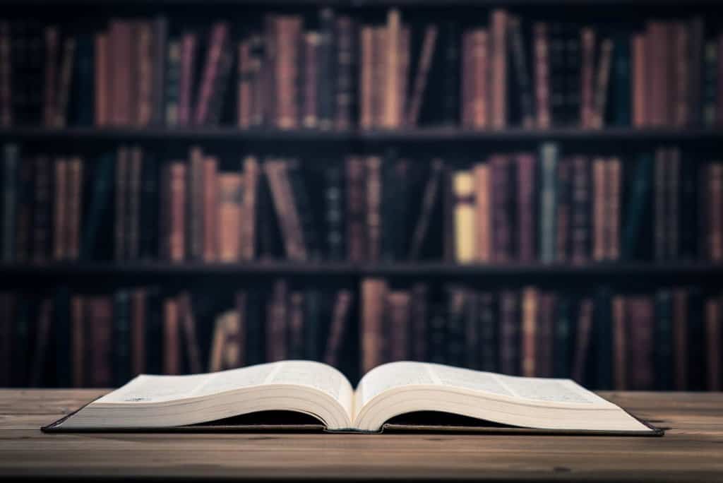 Aufgeschlagenes Buch auf einem Tisch