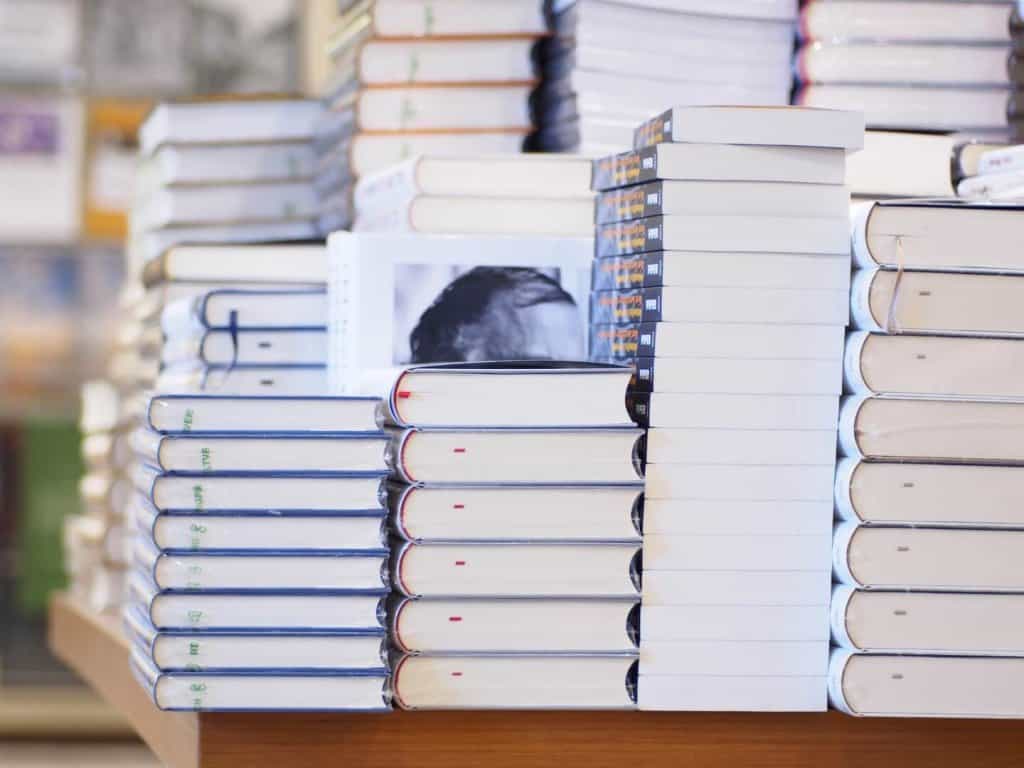 Gestapelte Bücher auf einem Tisch in einer Buchhandlung